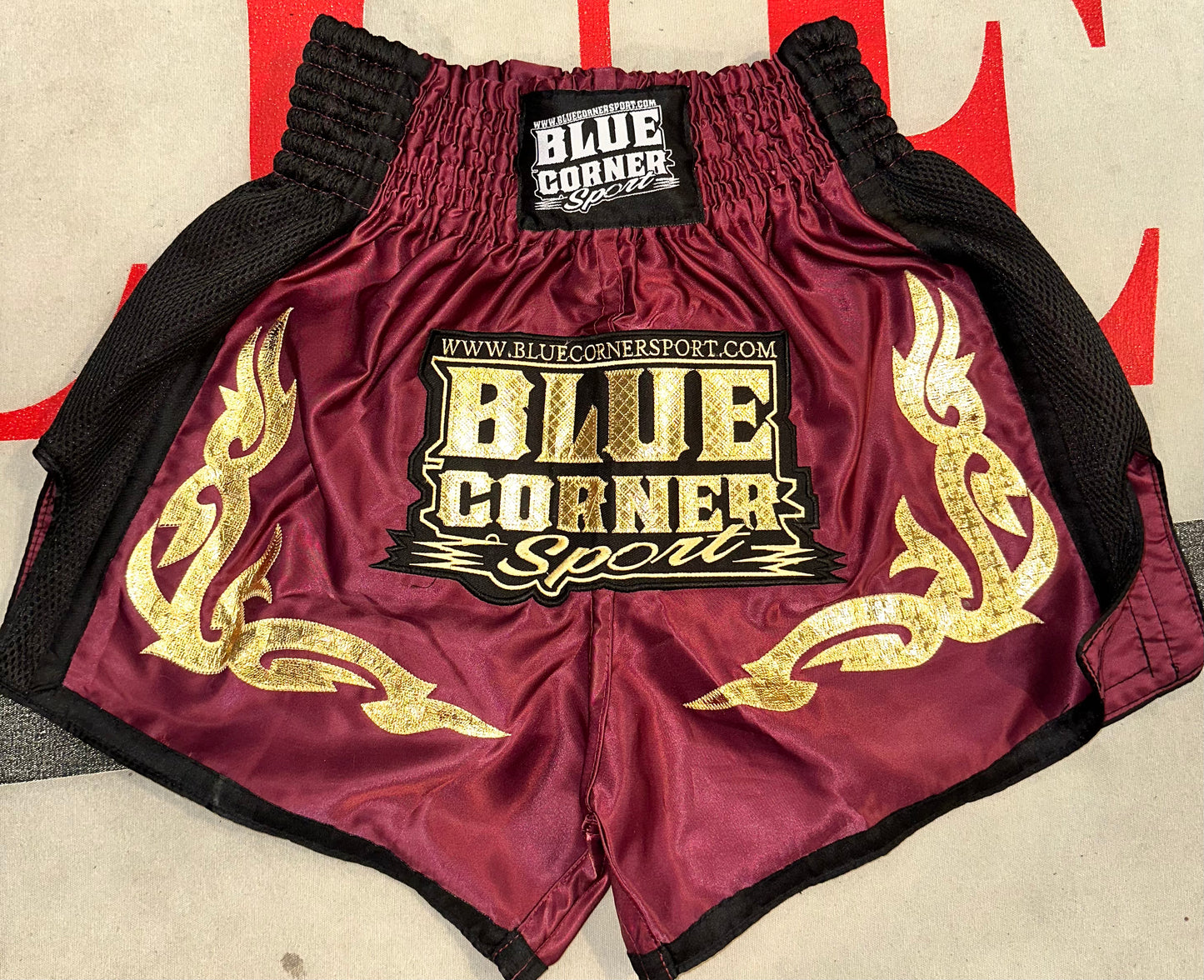 Blue Corner Sport 30 vuotta, satiiniset juhlashortsit viininpunainen/kulta!
