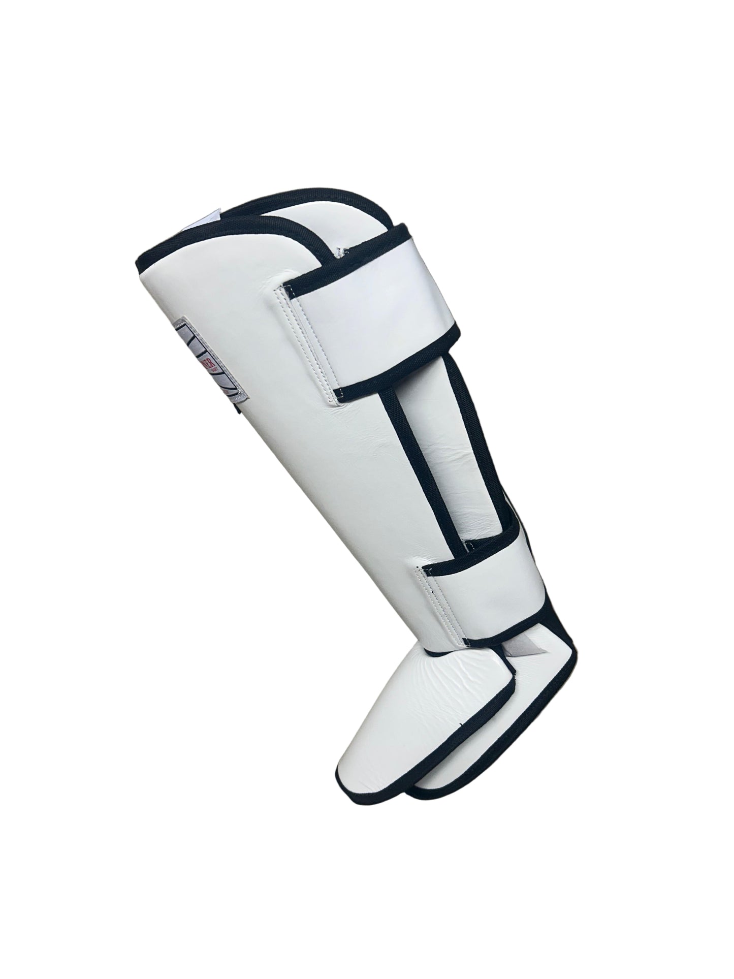 Blue Corner Sport-säärisuoja BC0046. Valkoinen (mustilla kanttauksilla, kuten toisessa kuvassa). Erittäin hyvä istuvuus. Laadukasta käsityötä vaativaan käyttöön, kaksinkertainen toppaus. Aitoa nahkaa.